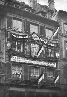 'Petain et Foch a Strasbourg; La parure de fete de Strasbourg liberee: deux facades ornee...,1918. Creator: Unknown.