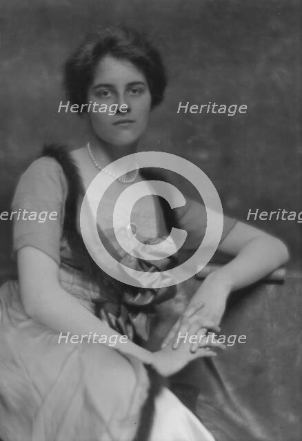 Hamilton, Helen M., Miss, portrait photograph, 1913 Dec. 18. Creator: Arnold Genthe.