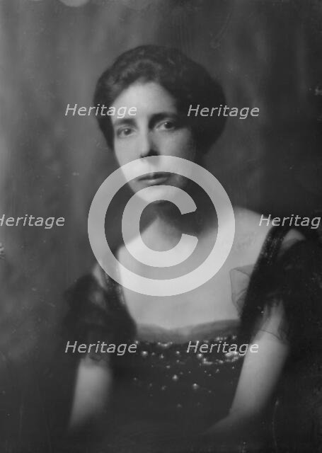 Miss S.B. Hill, portrait photograph, 1917 Dec. Creator: Arnold Genthe.