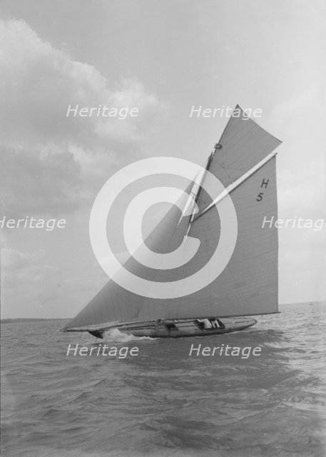 The 8 Metre class 'Endrick', 1911. Creator: Kirk & Sons of Cowes.