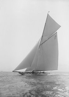 'Istria' sailing close-hauled, 1912. Creator: Kirk & Sons of Cowes.