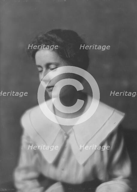Moulton, Miss, portrait photograph, 1916 Apr. 27/. Creator: Arnold Genthe.