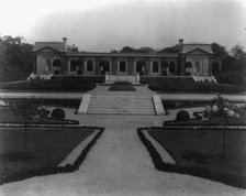 Hamilton Rice home, Newport, Rhode Island, exterior view, between 1917 and 1927. Creator: Frances Benjamin Johnston.