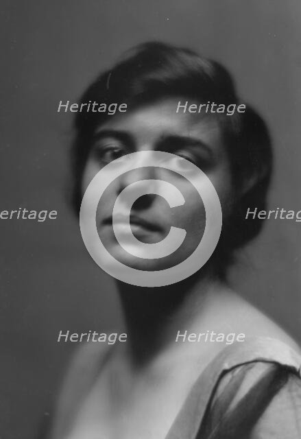 Damrosch, Alice, Miss, portrait photograph, 1913 Dec. 18. Creator: Arnold Genthe.