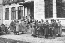 'Sur le front Roumain; devant le quartier general : officiers interrogeant des prisonniers..., 1916. Creator: Unknown.