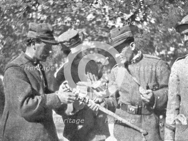 'Victoire Italienne; Une massue autrichienne examinee par des officiers', 1916. Creator: Unknown.