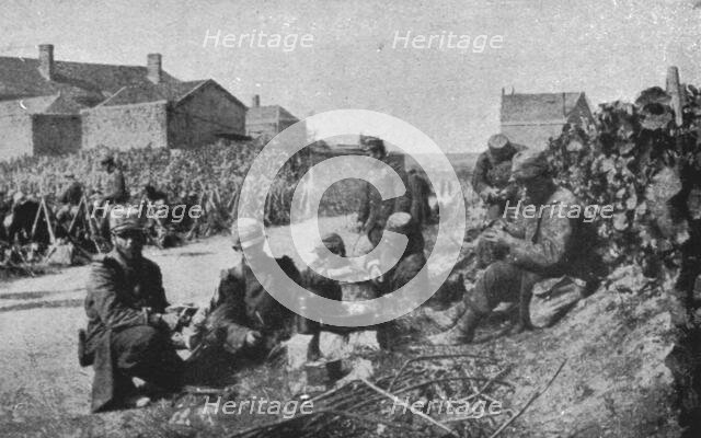 ''La Bataille de la Marne; Pendant la poursuite, une halte a l'entrée d'Ay', 1914. Creator: Unknown.