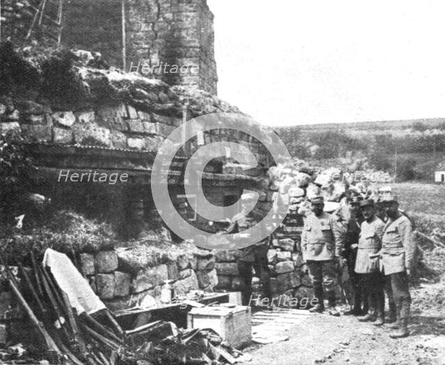 'Notre offensive d'Artois; Maisons de Carency dont les caves etaient amenagees', 1915. Creator: Unknown.