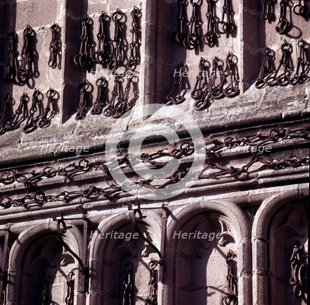 Chains that freed slaves offered to Queen Elizabeth the Catholic in gratitude, façade of the Mona…