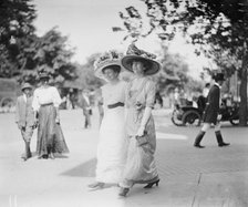 Mrs. Hitt & Mrs. Longworth, 1912. Creator: Bain News Service.