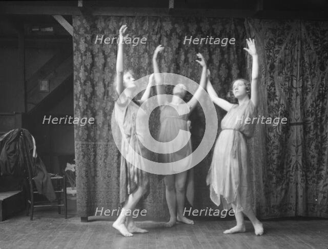 Wanger, Beatrice, Miss, and other dancers, between 1912 and 1920. Creator: Arnold Genthe.