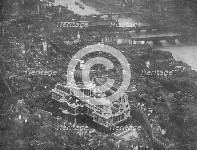 'St. Paul's from the Air', 1919. Artist: Airco.