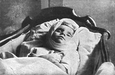 'A feu et a sang…..; les bombardements aeriens. Victoire allemande: une enfant de trois ans, Aimee V Creator: Unknown.