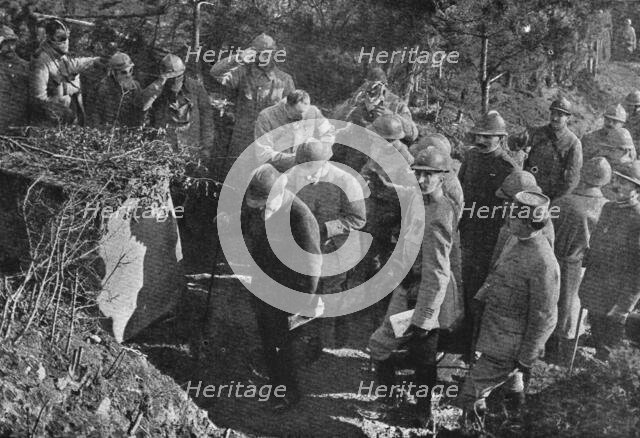 'Visite presidentielle au front de Woevre; au retour des premieres lignes : a gauche..., 1916. Creator: Unknown.