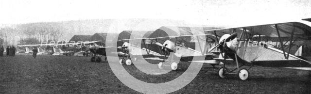 'Une escadrille d'avions de chasse : au premier plan, trois Nieuport repides; ensiute..., c1916. Creator: Unknown.