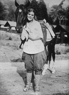 Los Angeles [woman] mail carrier, between c1915 and c1920. Creator: Bain News Service.