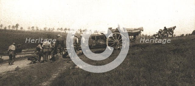 'A l'est de Montdidier; pieces de 155 portees sur des positions avancees', 1918. Creator: Unknown.