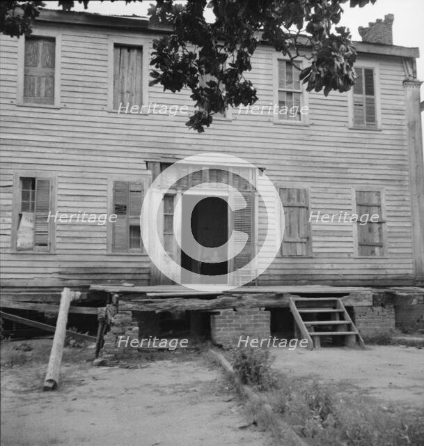 Antebellum plantation house, Greene County, Georgia, 1937. Creator: Dorothea Lange.