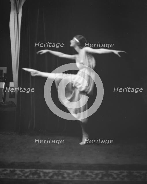 Lyons, Helen, Miss, between 1917 and 1921. Creator: Arnold Genthe.