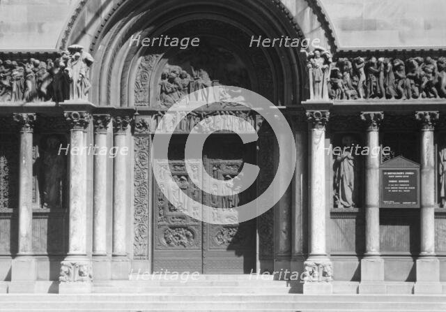 St. Bartholomew's Church, New York City, between 1896 and 1942. Creator: Arnold Genthe.