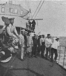 'Le "Goeben" contre le torpilleur "Schastlivyi" (21 sept. 1915); Les marins du torpilleur...', 1915. Creator: Unknown.