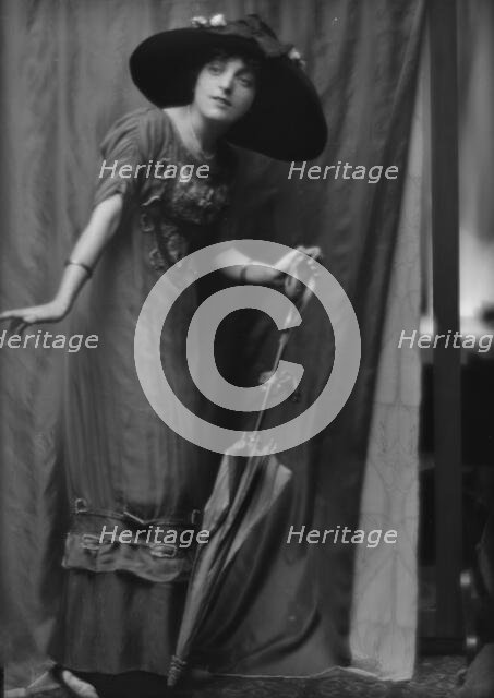 Namara-Toye, Mme., portrait photograph, 1912. Creator: Arnold Genthe.