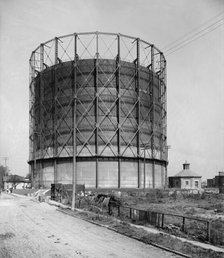 Gas tank, Detroit City Gas Company, Detroit, Mich., between 1900 and 1905. Creator: Unknown.