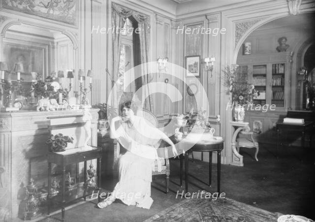 Baroness de Guestre [in home], between c1910 and c1915. Creator: Bain News Service.