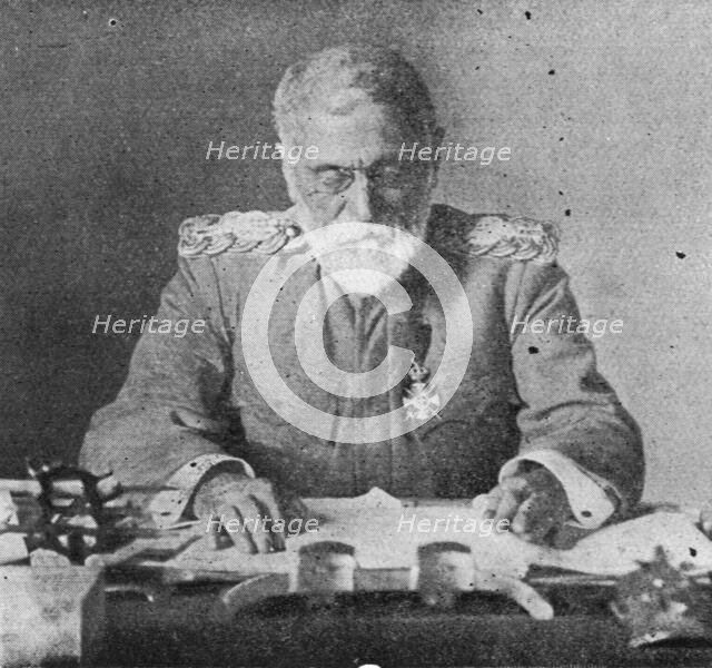 'Les chefs de l'Armee serbe; Le voivode Radomir Putnik, age de 73 ans et malade, qu'il..., 1916. Creator: Unknown.