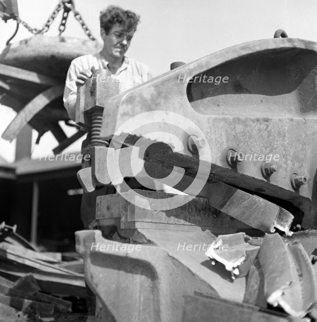 Linderman Aleta cutting jaws, Rotherham, South Yorkshire, 1963. Artist: Michael Walters