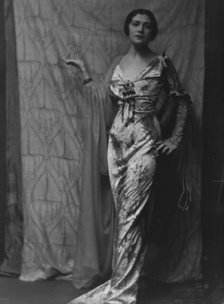 Kalich, Bertha, Mme., portrait photograph, 1913. Creator: Arnold Genthe.