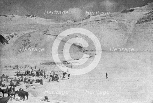 'La Campagne d'Hiver des russes en Armenie; les chasseurs du Caucase descendent du plateau..., 1916. Creator: Unknown.