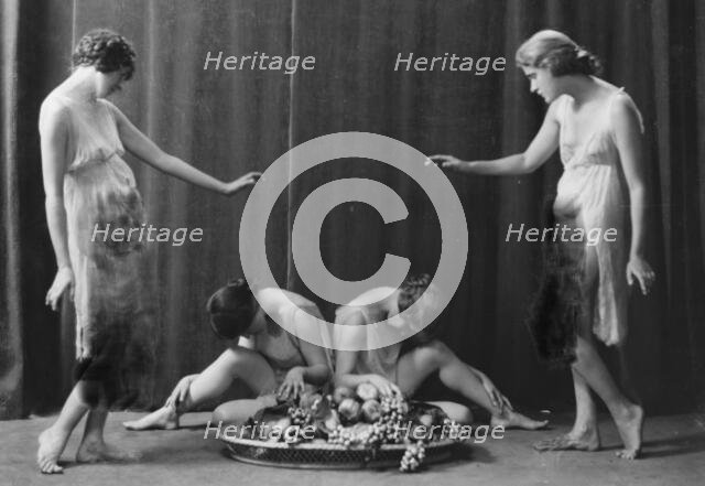 Florence Noyes dancers, between 1915 and 1918. Creator: Arnold Genthe.
