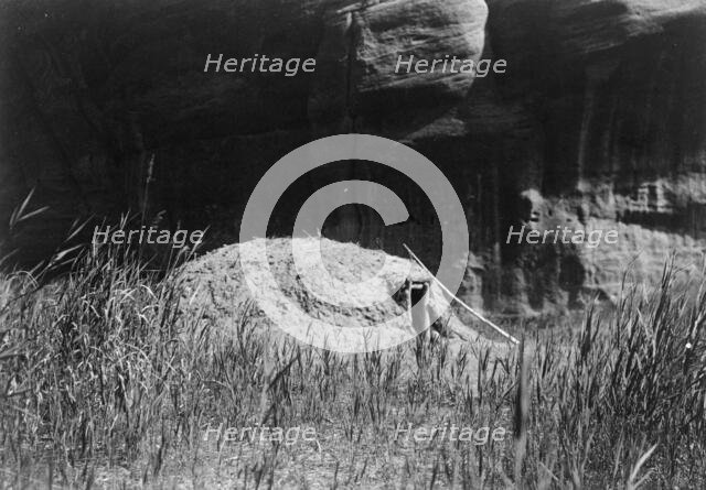 Navaho hogan in Cañon del Muerta, c1906. Creator: Edward Sheriff Curtis.