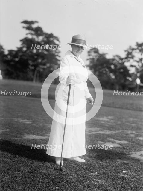 Mrs. R.L. Owen, Golf, 1917. Creator: Harris & Ewing.