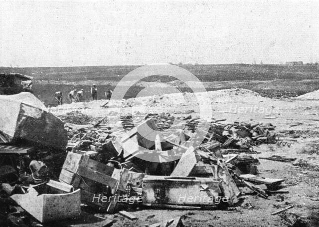 'Les Peripeties d'une Attaque; Apres notre avance: nettoyage du champ de bataille et..., 1916 (1924) Creator: Unknown.