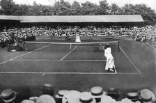 A women's final at the old Wimbledon, 1905. Artist: Unknown