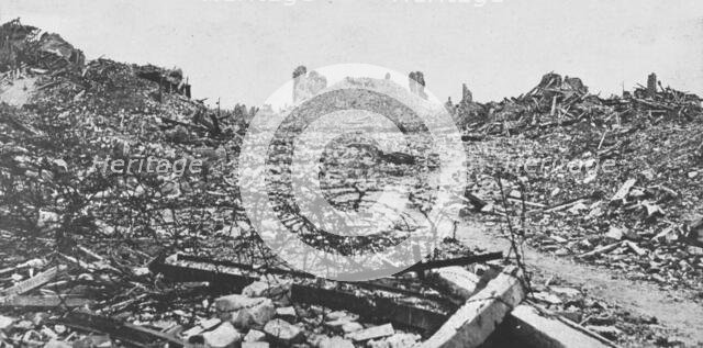 ''Ce qui fut Lens; Au fond, un amas de materiaux represente tout ce qui reste de l'eglise', 1918. Creator: Unknown.