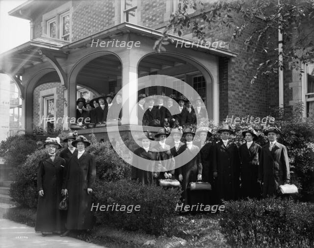 Visiting nurses' building, showing group, Detroit, Mich., between 1905 and 1915. Creator: Unknown.