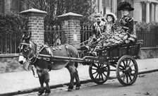 Pearly family in their donkey-drawn 'moke', London, 1926-1927. Artist: McLeish