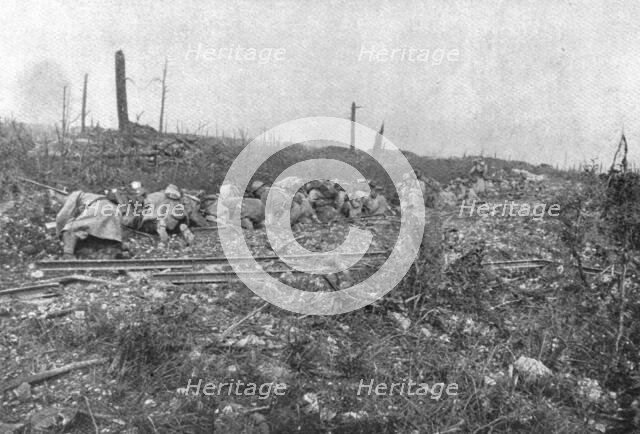 'Au Combat; Pres de la ferme du Bois-Labe, pris le 13 septembre: au cours de leur progression, nos h Creator: Unknown.