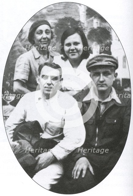 Marina Tsvetaeva, Lidiya Libedinskaya, Aleksei Kruchenykh and Sergey Efron. Kuskovo, 1941.
