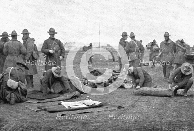 'Les Americains en Ligne; Le paquetage est roule a la descente du train', 1917. Creator: Unknown.