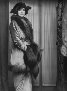 Leslie, Marguerite L., Miss, portrait photograph, 1913 Apr. 6. Creator: Arnold Genthe.