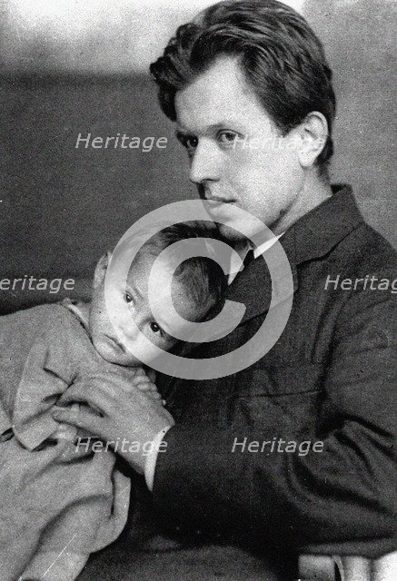 Fritz Platten (1883-1942) with his son Georg, 1910.