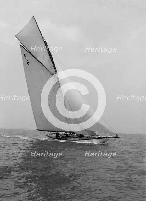 The 10 Metre class 'Eleda' (F6) sailing close-hauled, 1914. Creator: Kirk & Sons of Cowes.