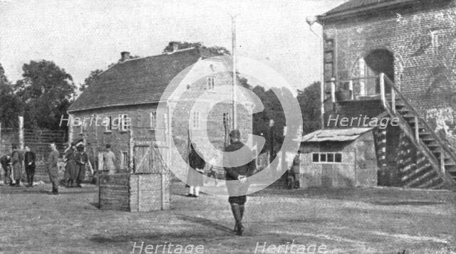 'Les camps de represailles; Deux aspects de la cour de 30 metres de cote que les officiers..., 1916. Creator: Unknown.
