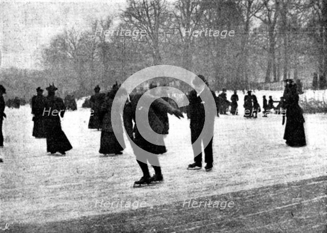 Skating in London: The Serpentine, 1895.  Creator: Russell & Sons.