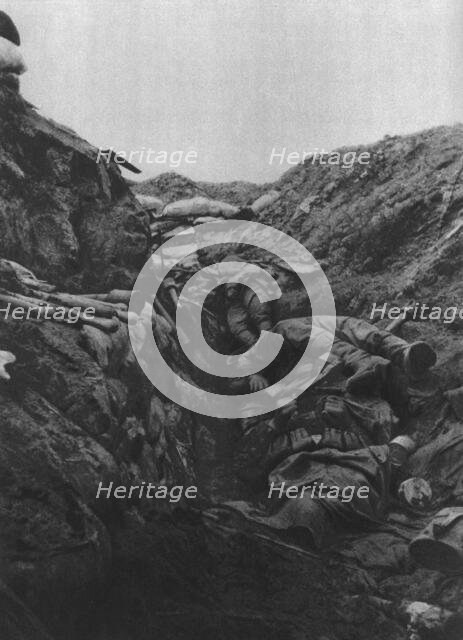 ''Au pied du Mort-Homme; un element de tranchee repris a l'ennemi', 1916 (1924) Creator: Unknown.