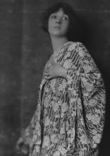 Willcox, Christine, Miss, portrait photograph, 1914 Aug. 17. Creator: Arnold Genthe.